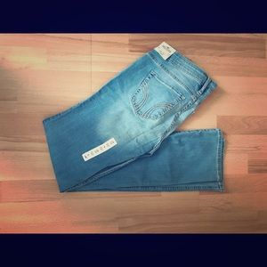 HOLISTER JEANS w/RIP ON KNEE AND POCKETS